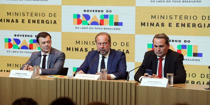 Leia mais sobre o artigo Governo cria subsídio de até R$ 0,89 para tentar segurar preço da gasolina no Brasil