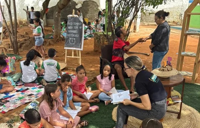 Leia mais sobre o artigo Biblioteca Itinerante leva leitura e encantamento para estudantes de Brejinho