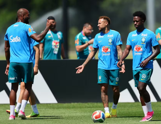 Leia mais sobre o artigo Neymar fez primeiro treino completo com o grupo e pode estrear contra a Escócia