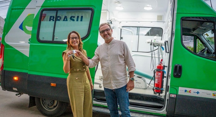 Leia mais sobre o artigo Prefeito Fredson celebra chegada de van do Agora Tem Especialistas e Odontomóvel do Brasil Sorridente para São José do Egito