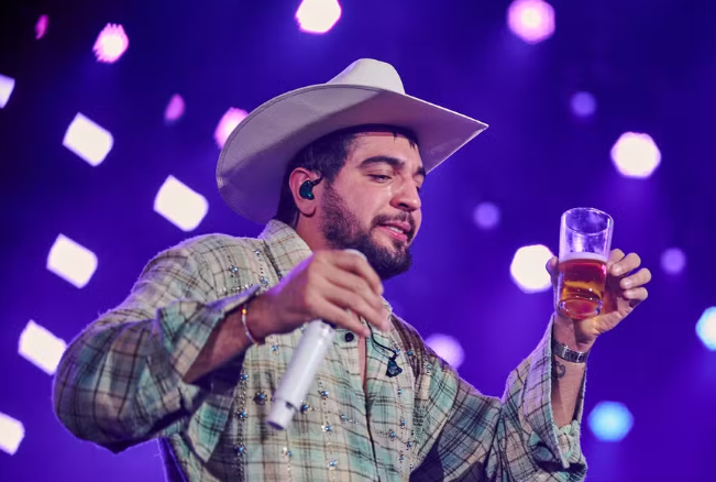 Leia mais sobre o artigo Excesso de álcool nos palcos e nos bastidores afeta rotina dos artistas