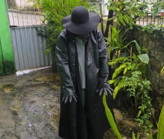 Leia mais sobre o artigo Homem fantasiado de lobisomem que assustava moradores de cidade em PE é localizado pela polícia
