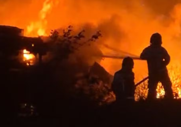 Leia mais sobre o artigo Carreta de combustível tomba, deixa duas pessoas feridas e causa incêndio em rodovia, na Paraíba