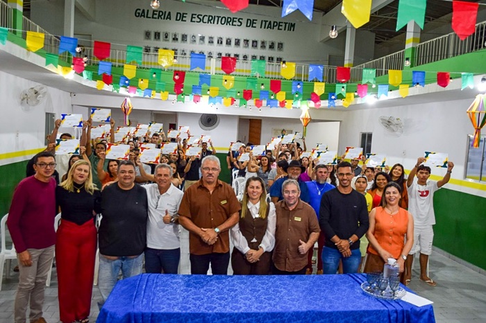 Leia mais sobre o artigo Governo de Itapetim realizou entrega de certificados aos concluintes dos cursos de Informática da Casa das Juventudes