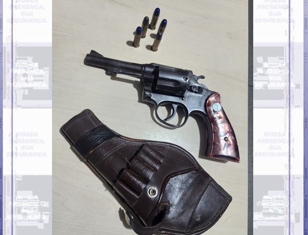 Leia mais sobre o artigo Homem que disse trabalhar como vigilante é pego em flagrante com arma de fogo em São José do Egito
