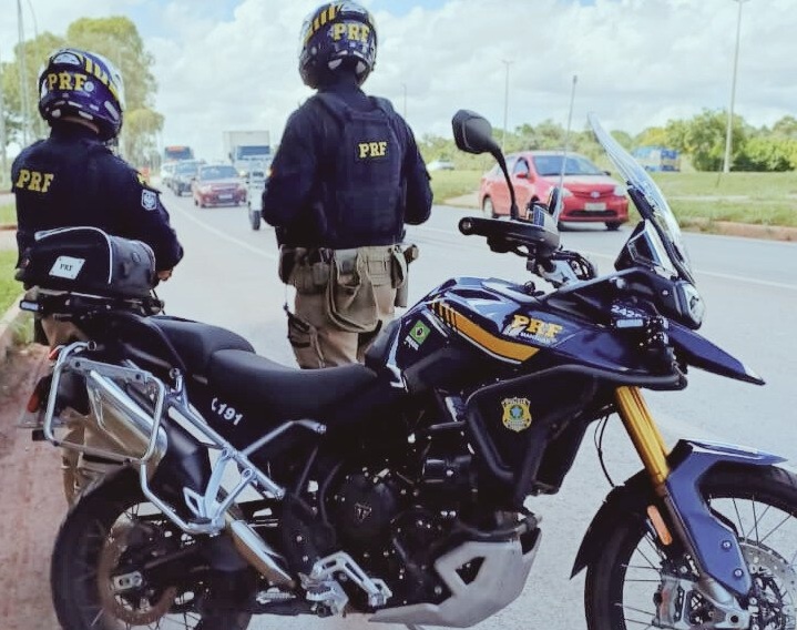 Leia mais sobre o artigo Homem tentar furtar moto da PRF e diz que só queria ‘aparecer’