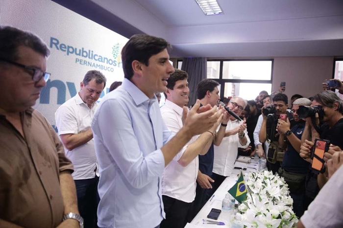 Leia mais sobre o artigo Carlos Costa é oficializado como vice de João Campos